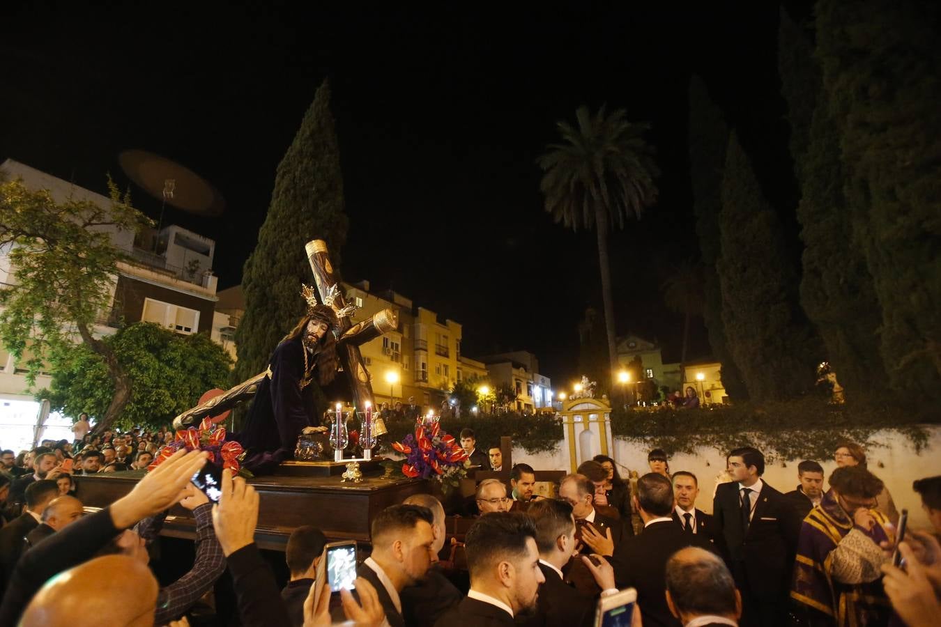 Los vía crucis del Viernes de Dolores, en imágenes