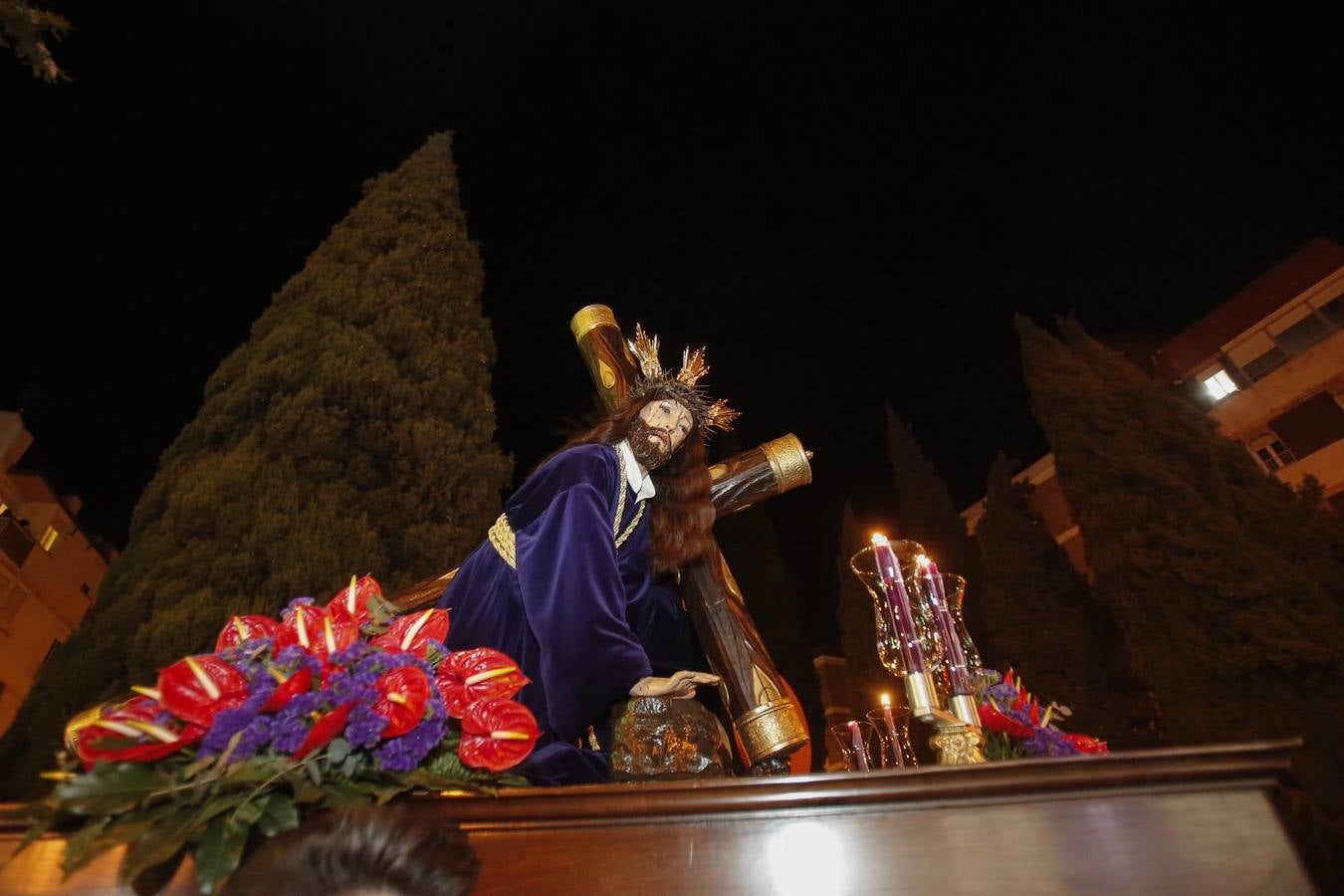 Los vía crucis del Viernes de Dolores, en imágenes