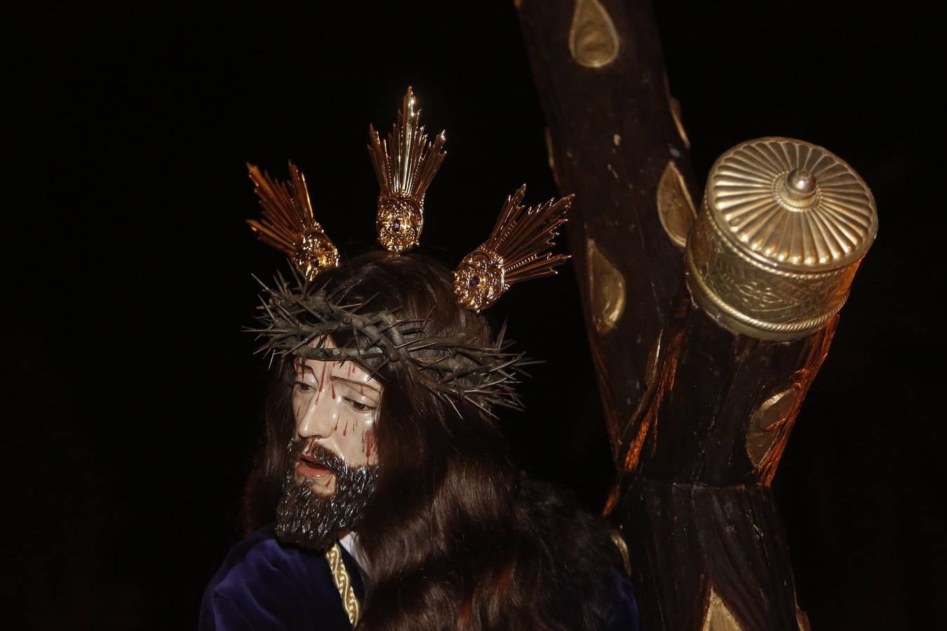 Los vía crucis del Viernes de Dolores, en imágenes