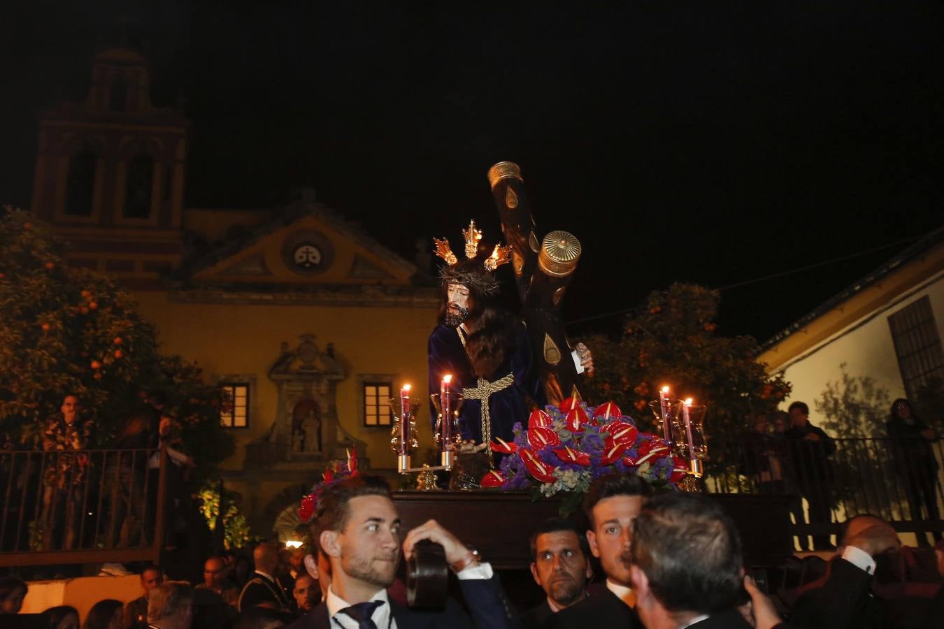 Los vía crucis del Viernes de Dolores, en imágenes