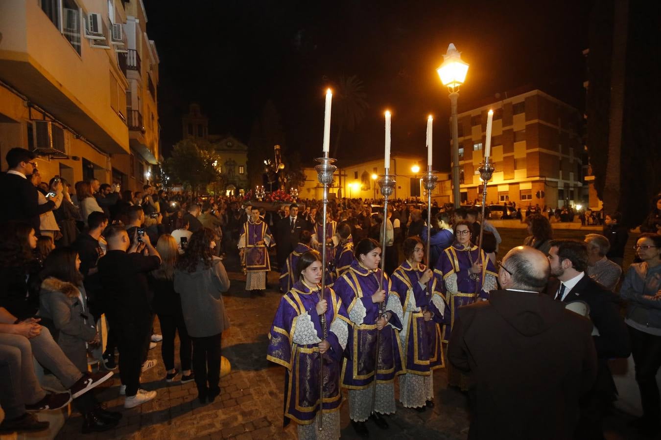 Los vía crucis del Viernes de Dolores, en imágenes