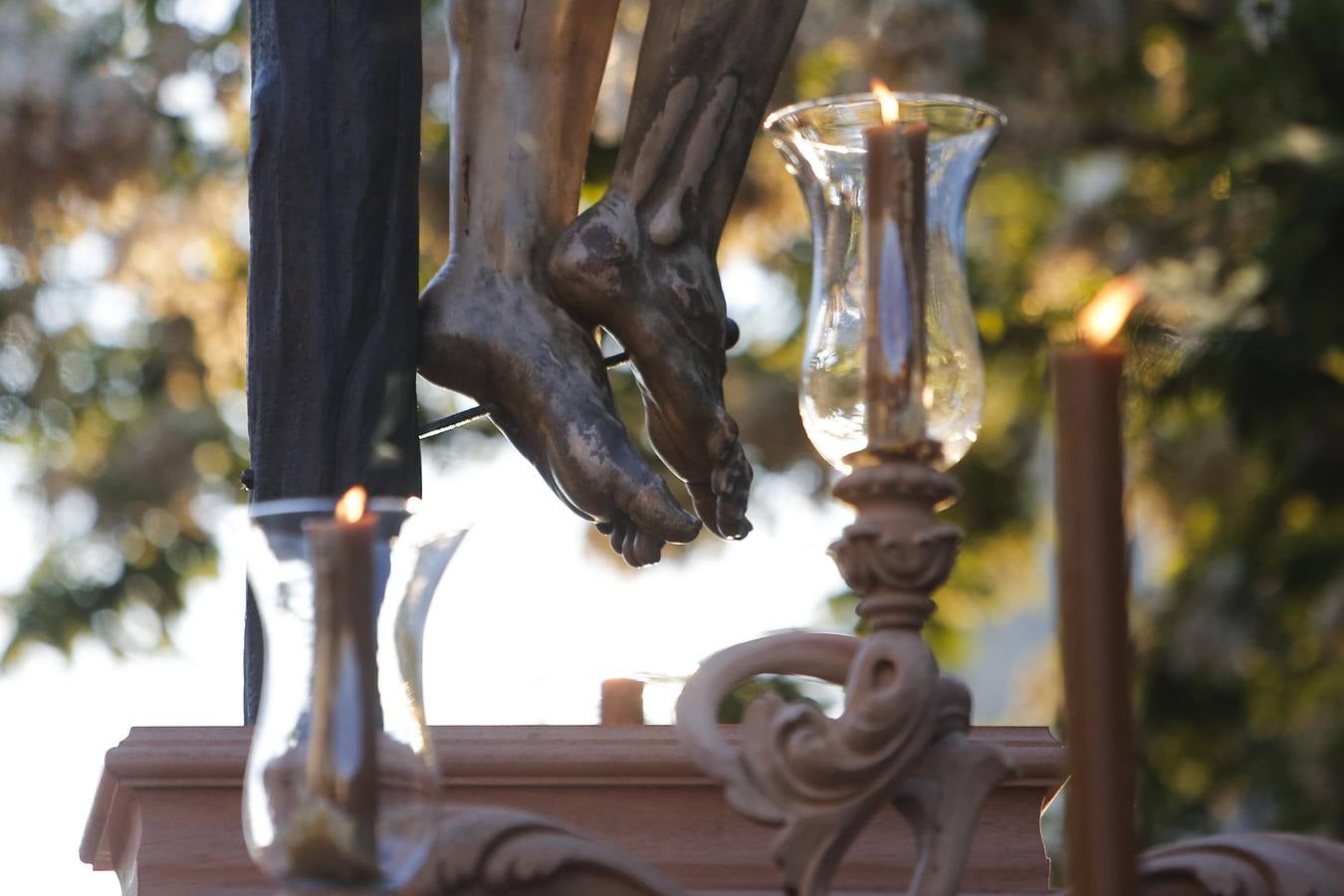 Los vía crucis del Viernes de Dolores, en imágenes