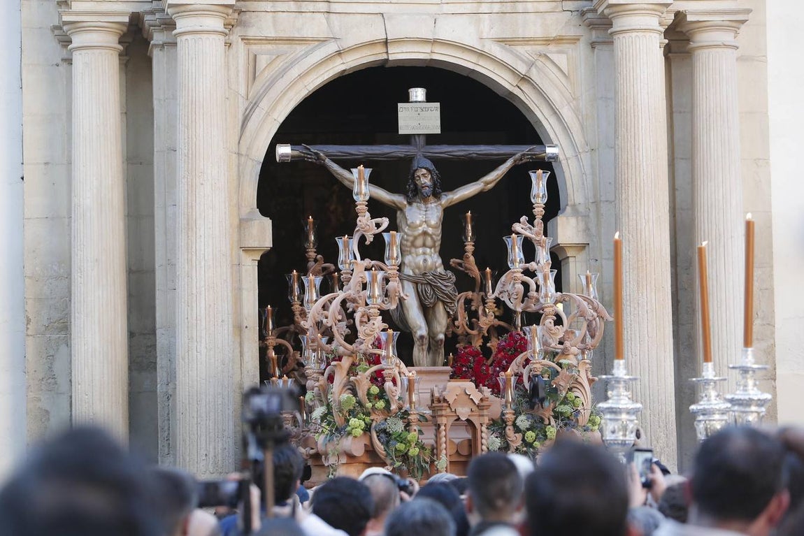 Los vía crucis del Viernes de Dolores, en imágenes