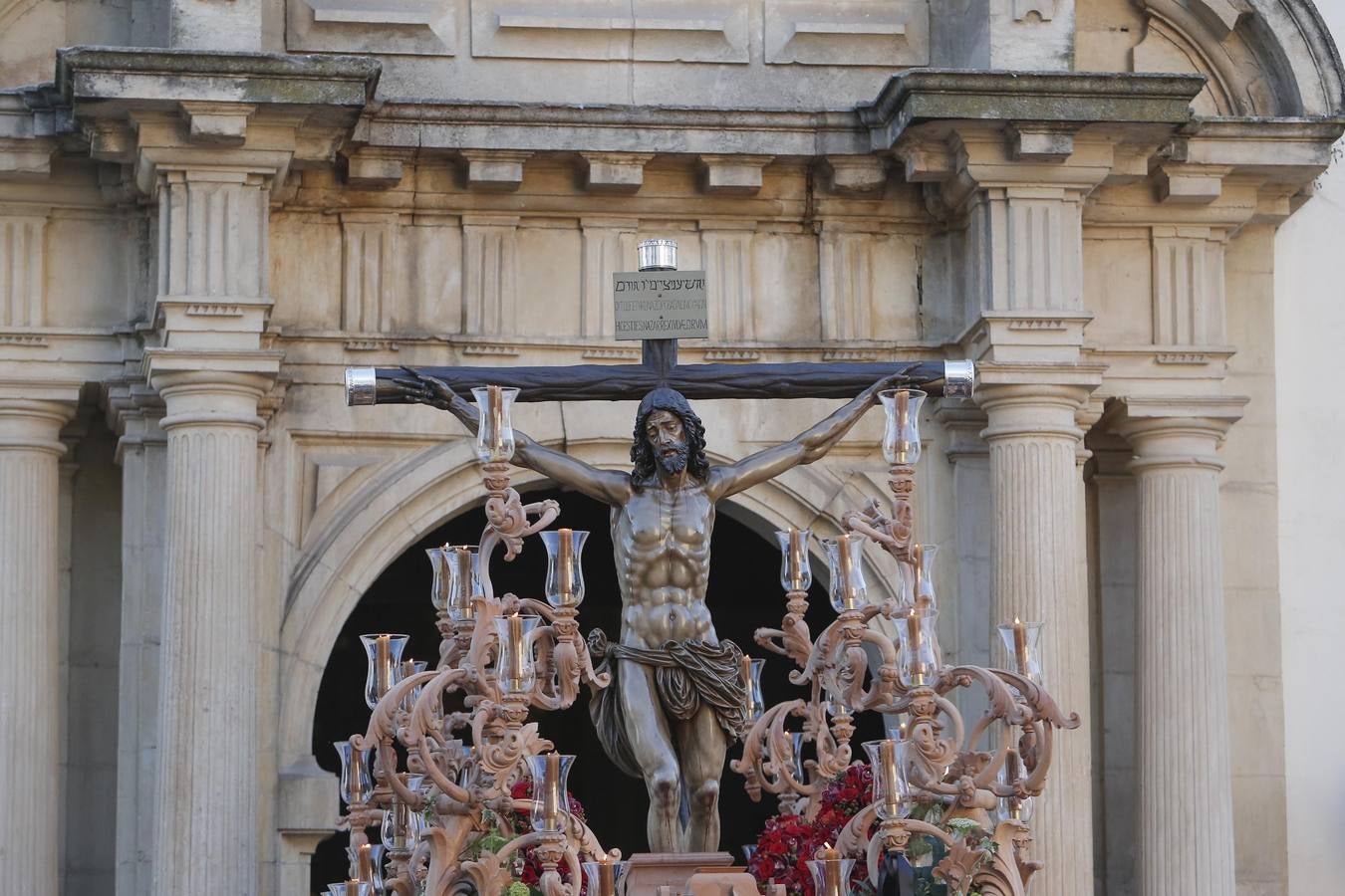 Los vía crucis del Viernes de Dolores, en imágenes