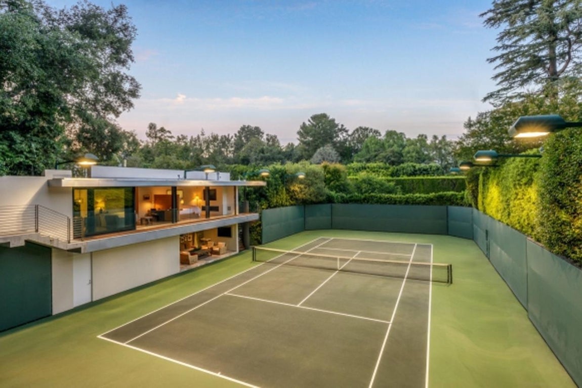Pista de tenis. Lo único que no se encontraba en la casa cuando Brad Pitt y Jennifer Aniston vivían en ella es la pista de tenis que está justo al lado. Años después de que la pareja rompiera, James Packer, nuevo propietario que adquirió la casa tras varios residentes, incluyó una pista de tenis para practicar algo de deporte. Este espacio es incluido en numerosas mansiones importantes de California y da imagen de máximo lujerío.