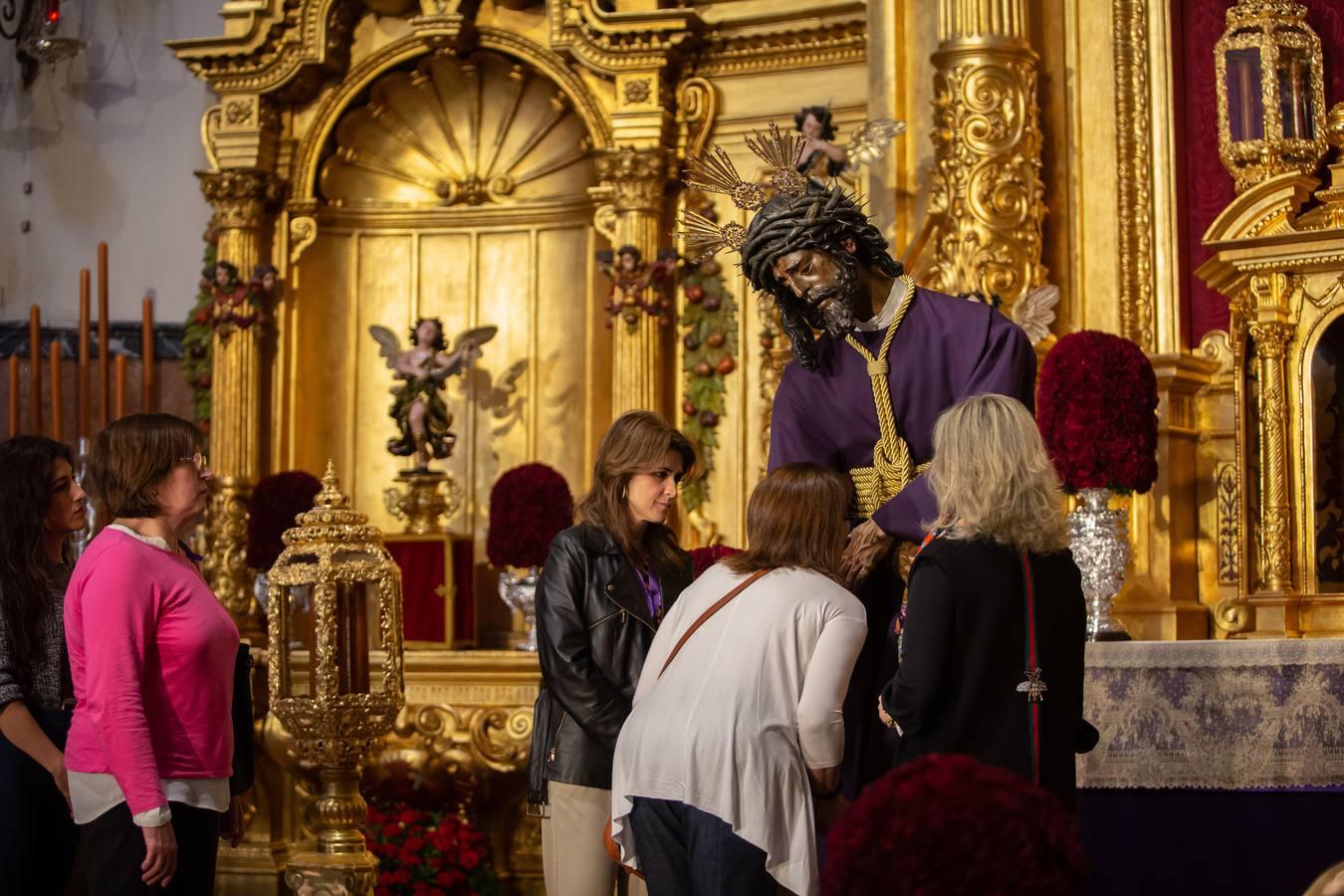 En imágenes, el besamanos al Señor del Gran Poder en su basílica