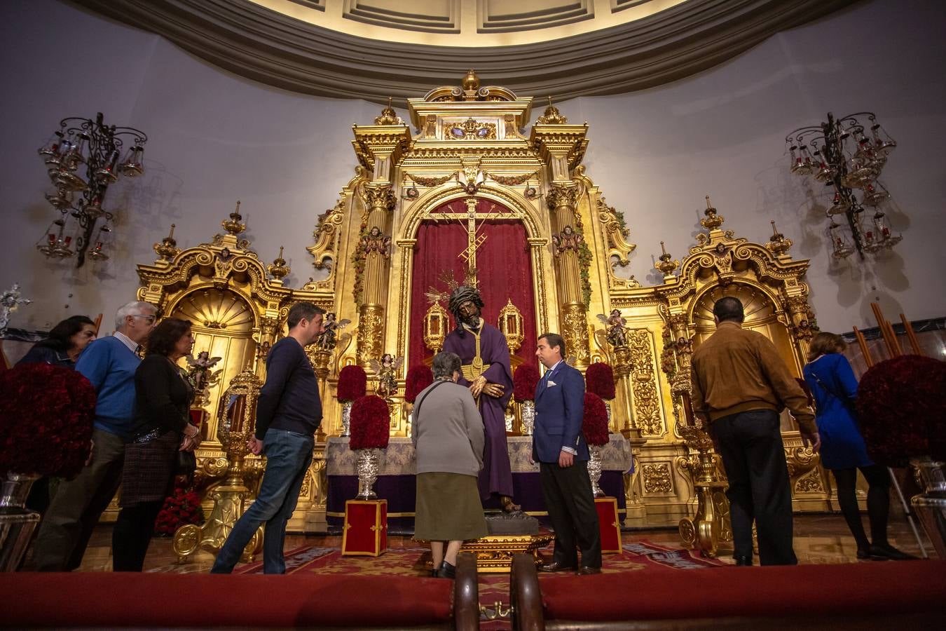 En imágenes, el besamanos al Señor del Gran Poder en su basílica