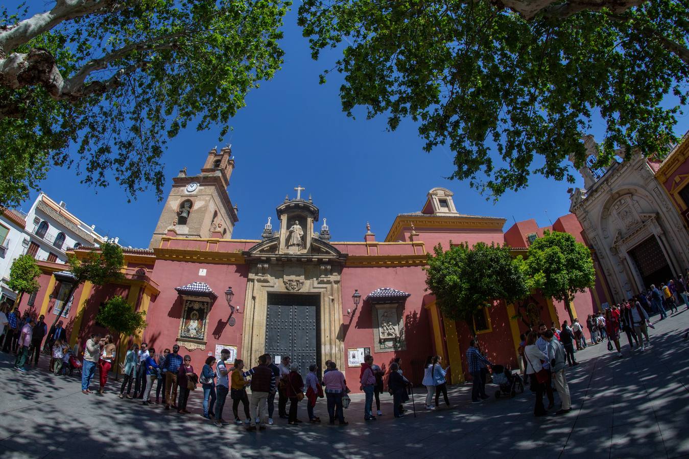 En imágenes, el besamanos al Señor del Gran Poder en su basílica