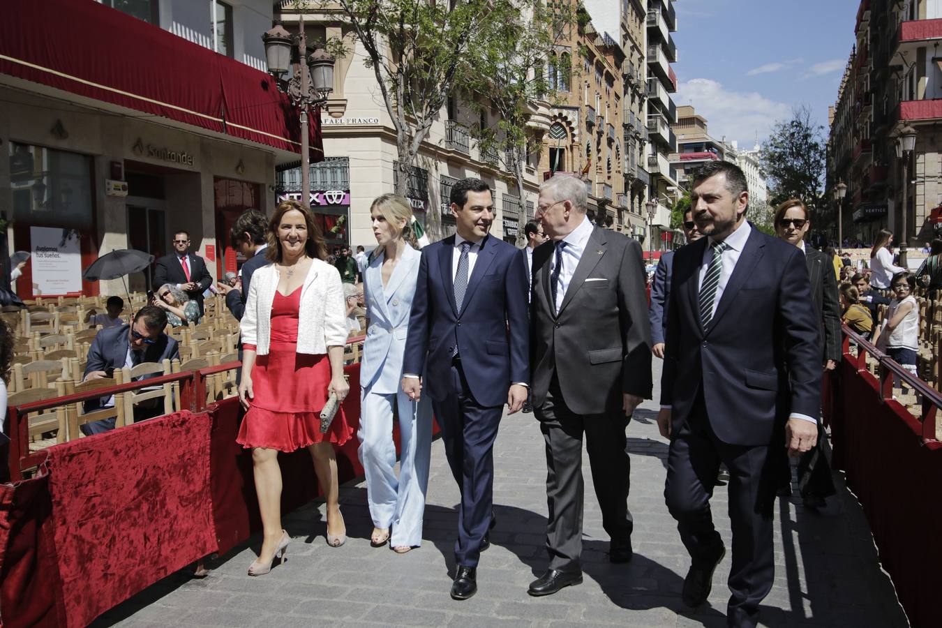 En imágenes, la Borriquita abre la carrera oficial de Sevilla