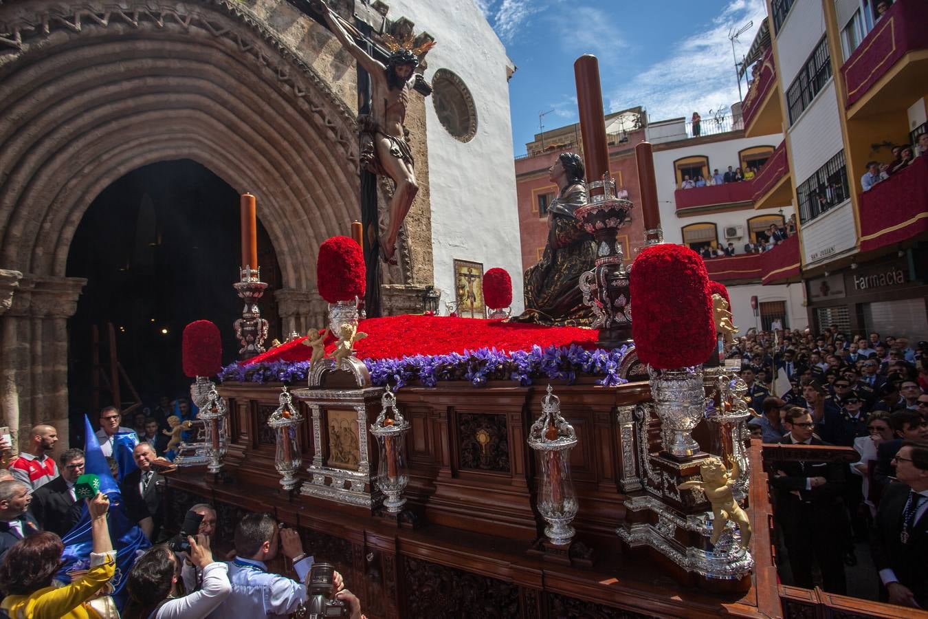 El barrio de San Julián se vuelca en la salida de La Hiniesta