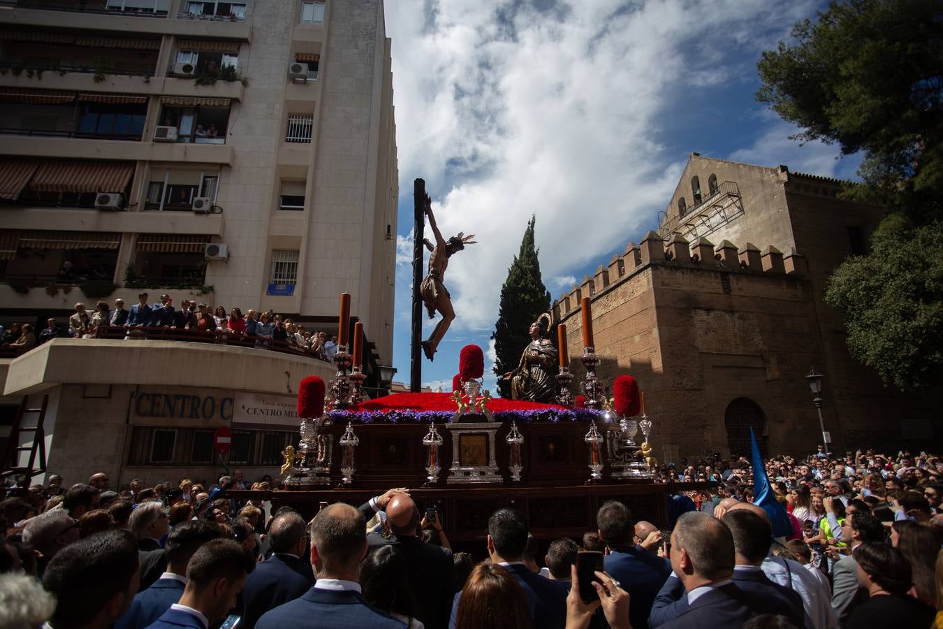 El barrio de San Julián se vuelca en la salida de La Hiniesta