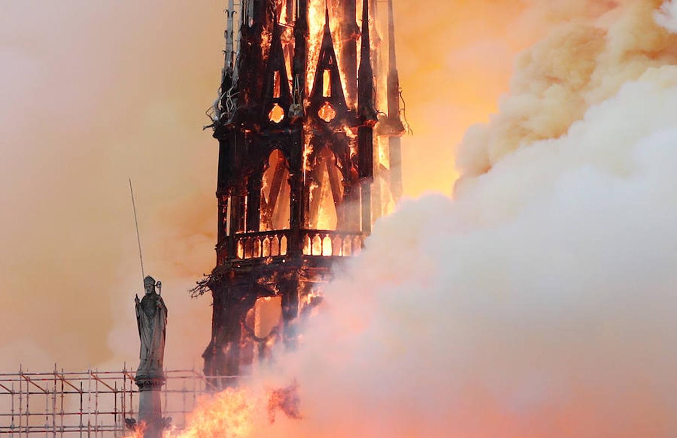 El devastador incendio que consume la catedral de Notre Dame de París, en imágenes