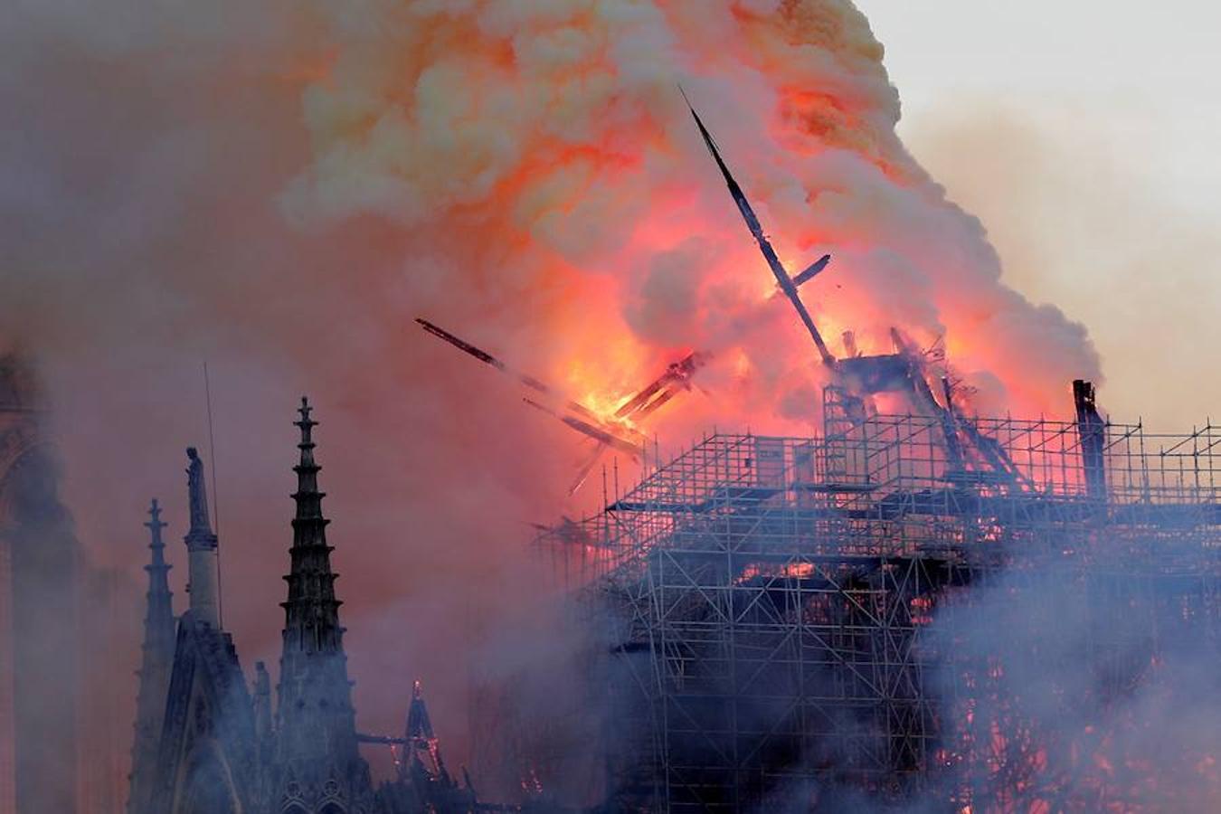 El devastador incendio que consume la catedral de Notre Dame de París, en imágenes