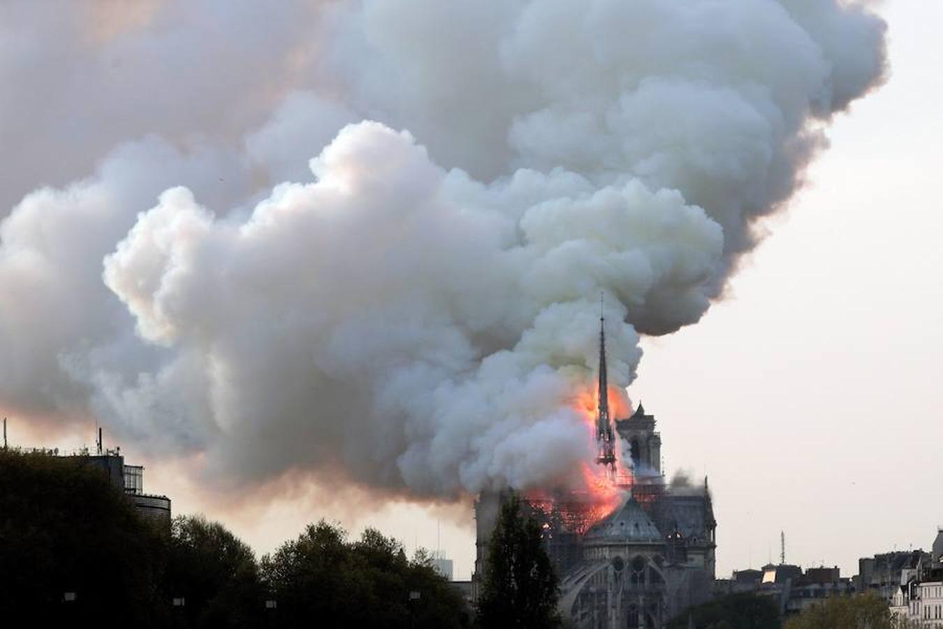 El devastador incendio que consume la catedral de Notre Dame de París, en imágenes