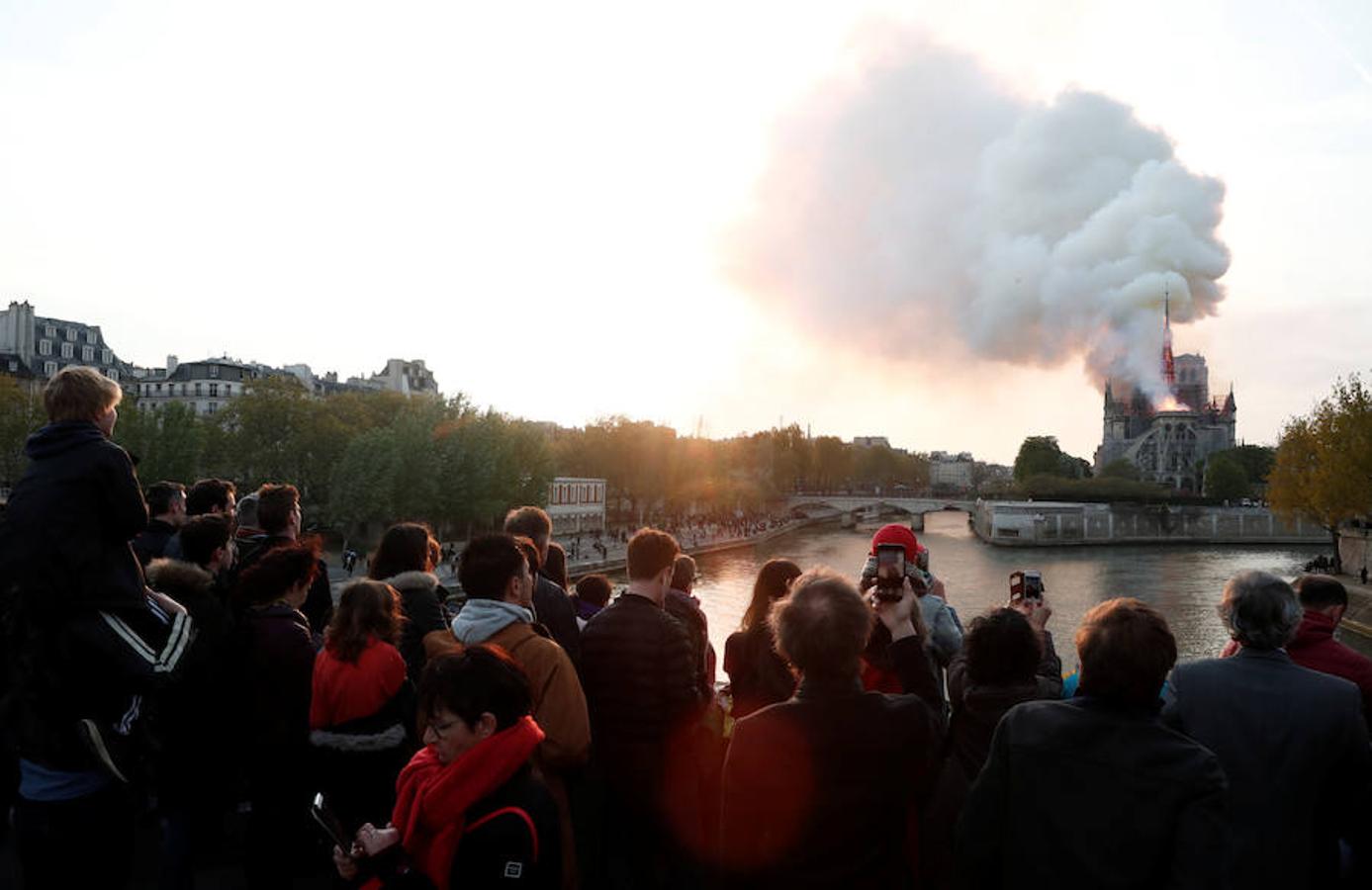 El devastador incendio que consume la catedral de Notre Dame de París, en imágenes