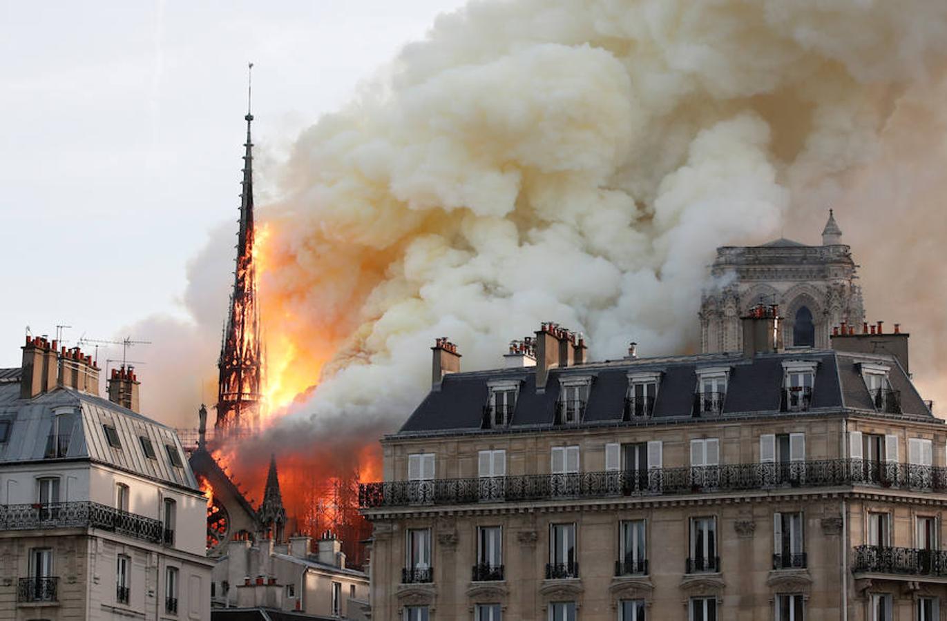 El devastador incendio que consume la catedral de Notre Dame de París, en imágenes