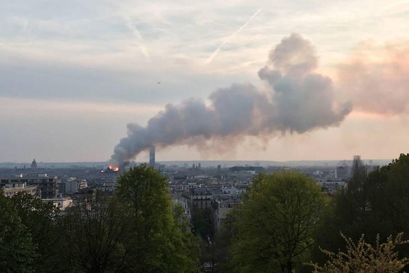 El devastador incendio que consume la catedral de Notre Dame de París, en imágenes