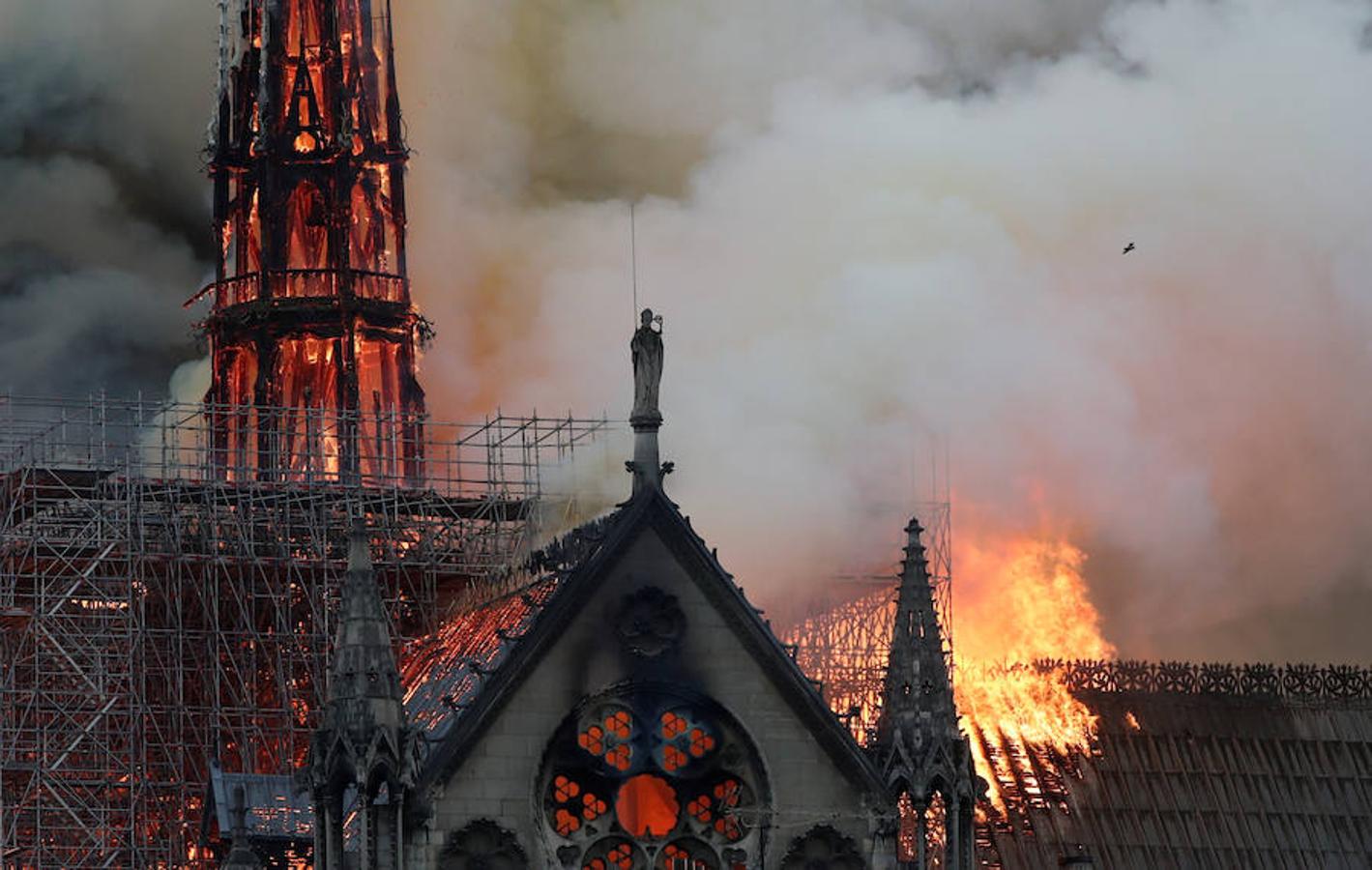 El devastador incendio que consume la catedral de Notre Dame de París, en imágenes