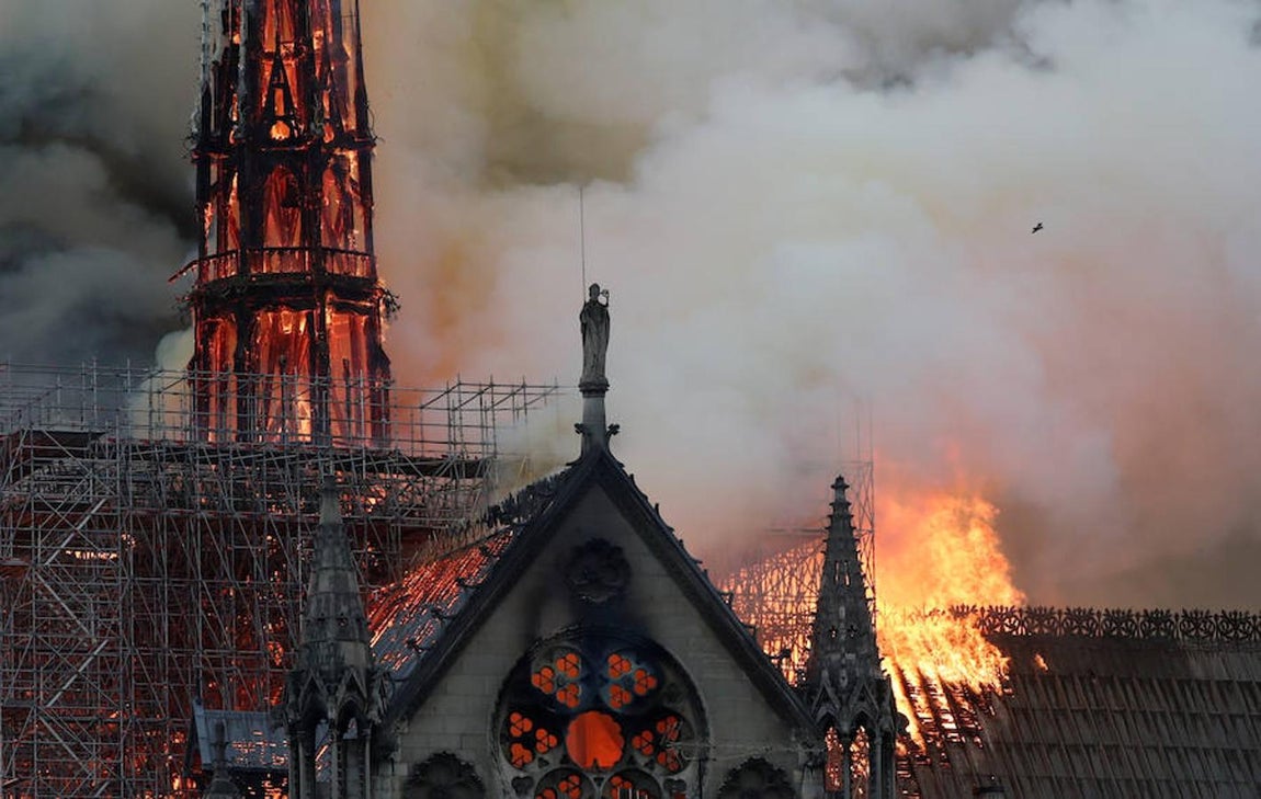 El devastador incendio que consume la catedral de Notre Dame de París, en imágenes