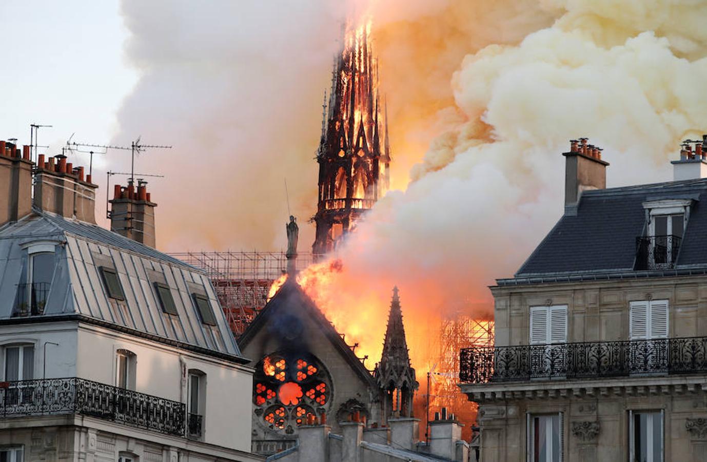 El devastador incendio que consume la catedral de Notre Dame de París, en imágenes