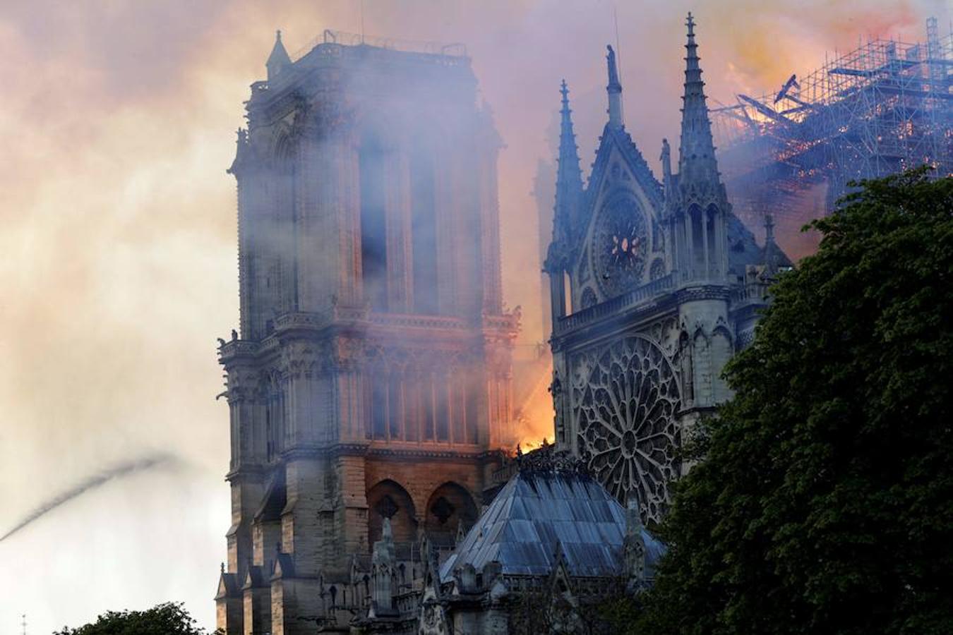 El devastador incendio que consume la catedral de Notre Dame de París, en imágenes