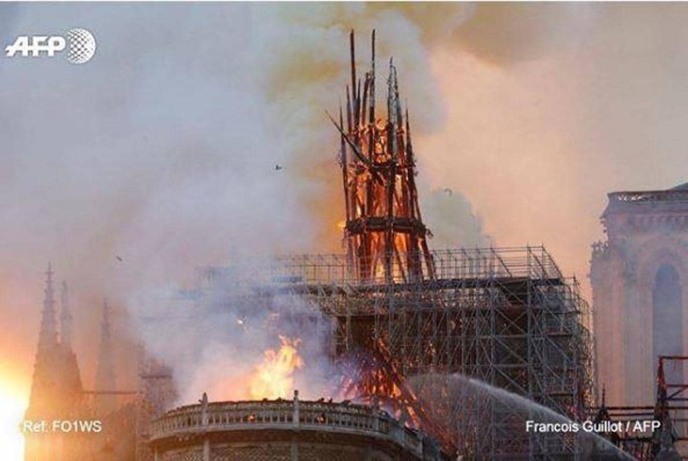 Antonio Banderas: «Duele ver a Notre Dame caer bajo el devastador fuego». 