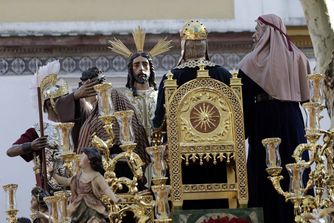 San Lorenzo se echa a la calle para admirar la salida del Dulce Nombre