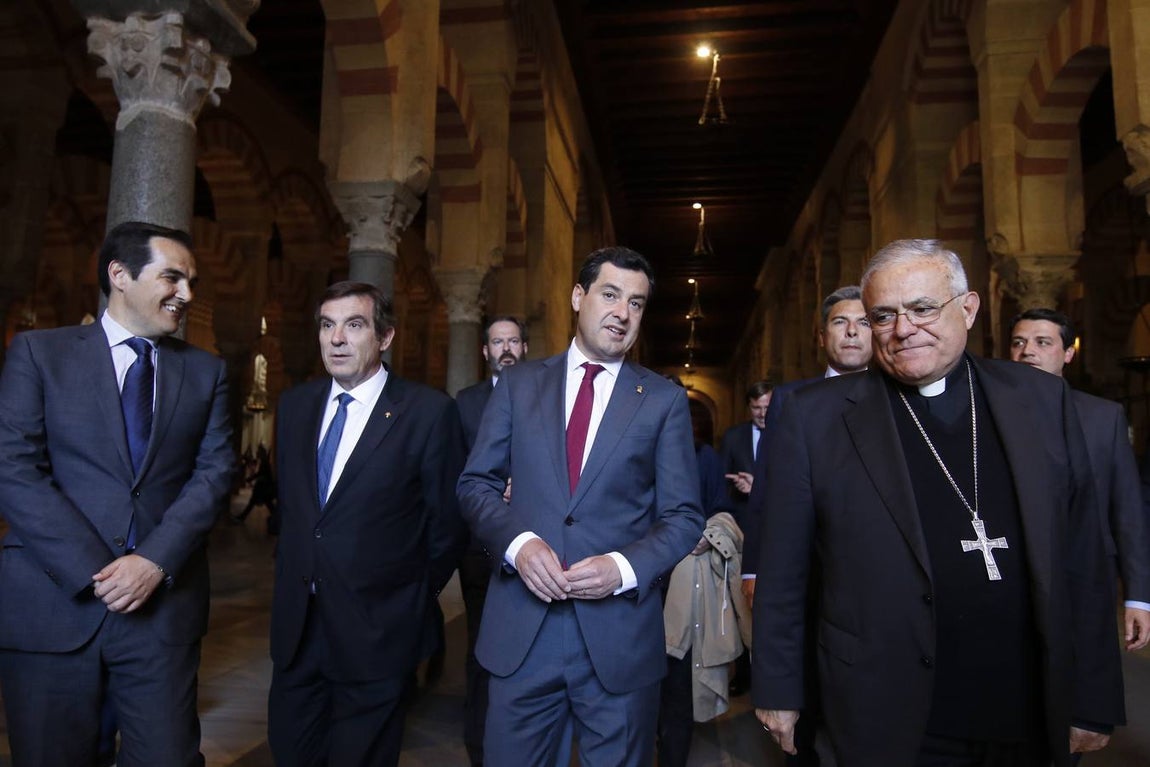 La visita de Juan Manuel Moreno a la Semana Santa de Córdoba, en imágenes