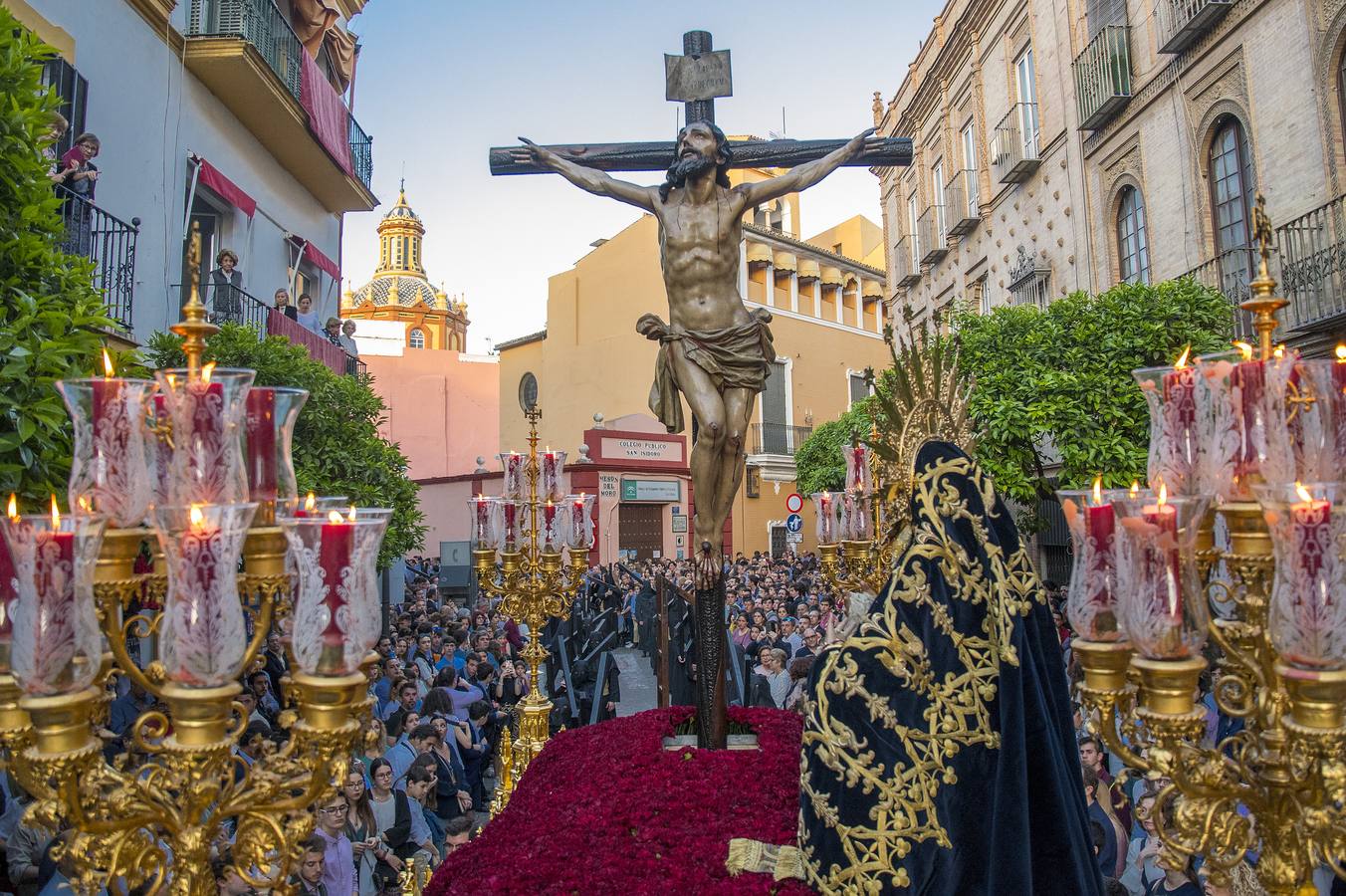 En imágenes, desfile procesional de la hermandad de Santa Cruz el Martes Santo