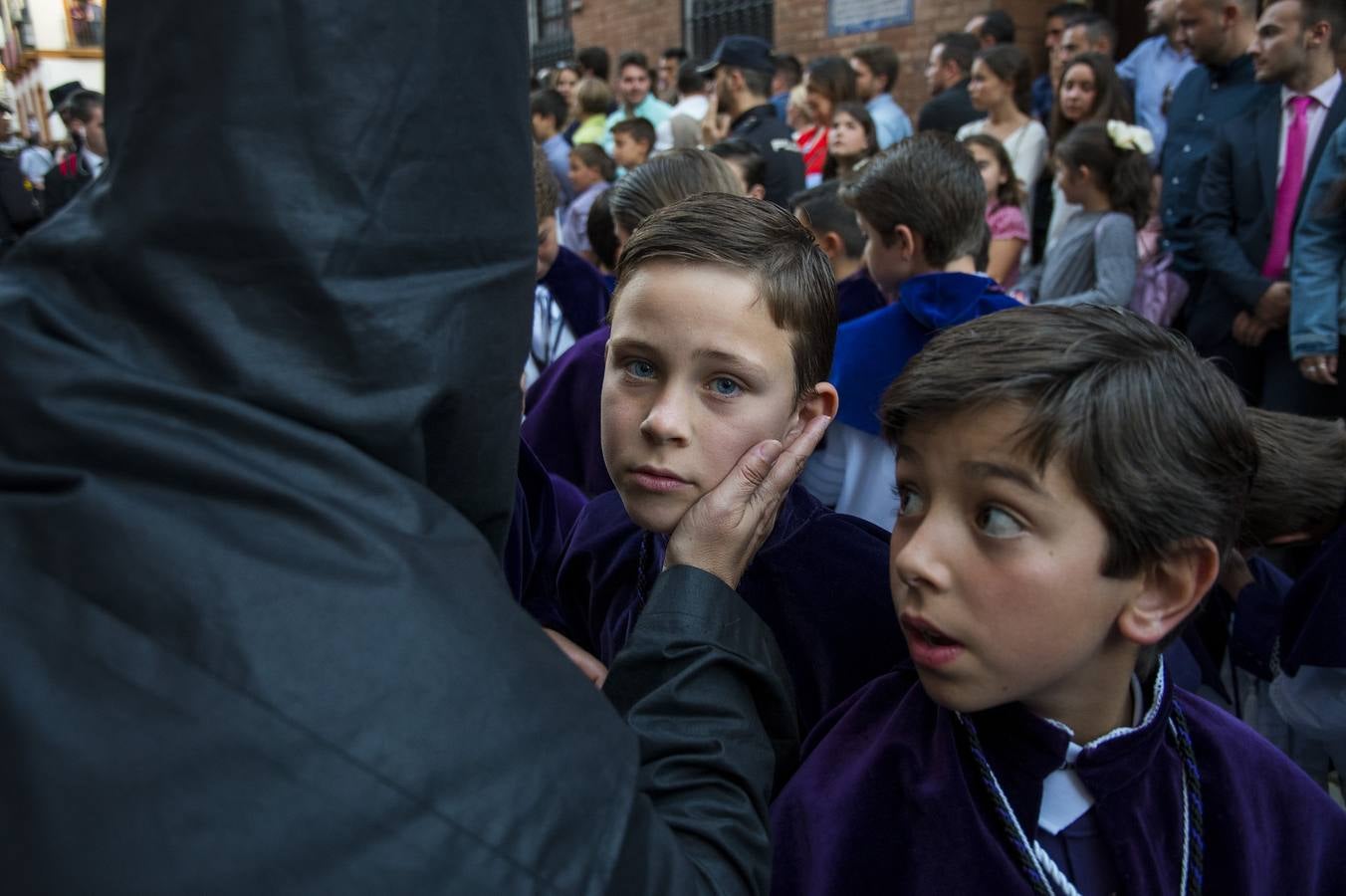 En imágenes, desfile procesional de la hermandad de Santa Cruz el Martes Santo