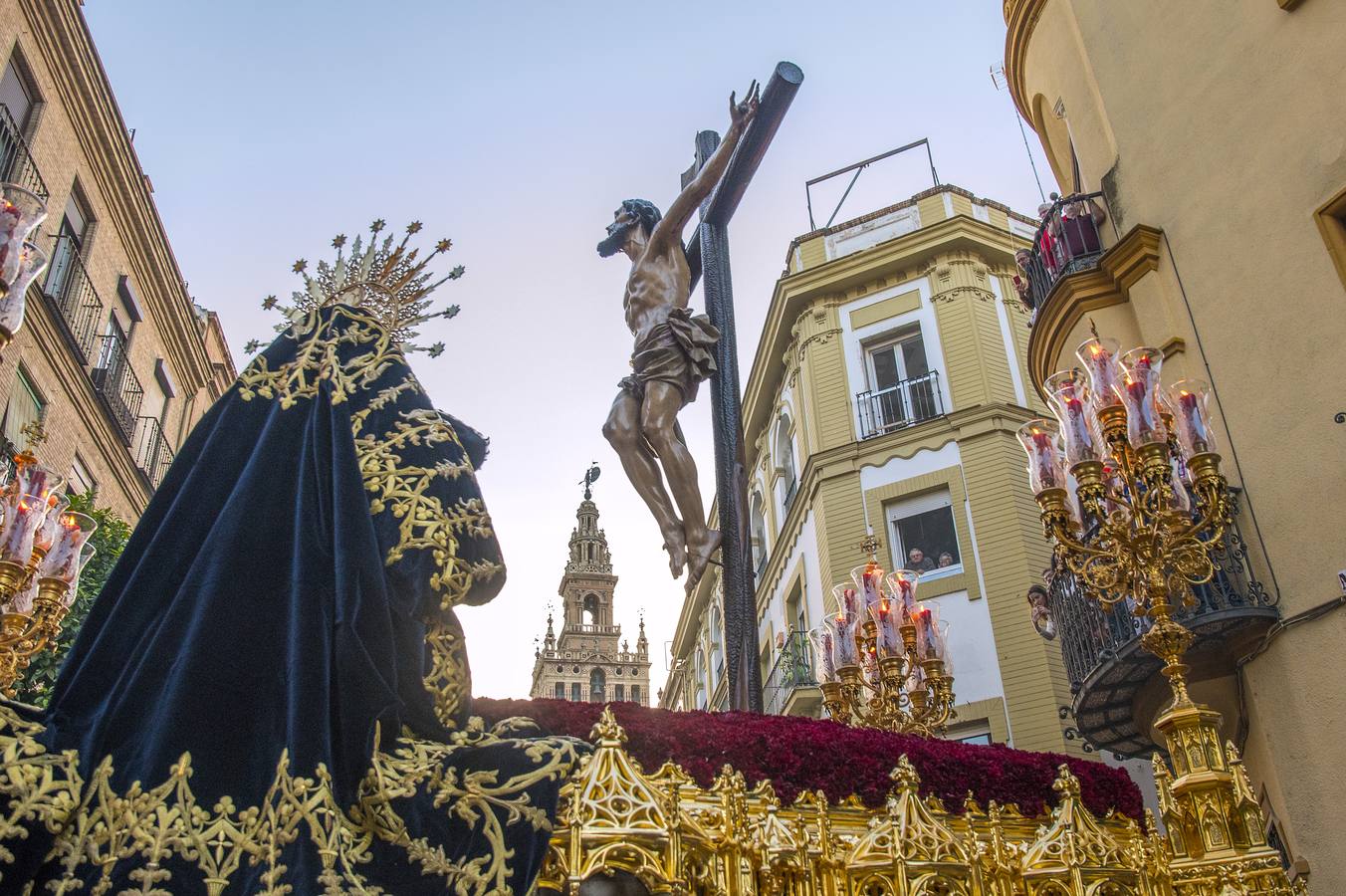 En imágenes, desfile procesional de la hermandad de Santa Cruz el Martes Santo