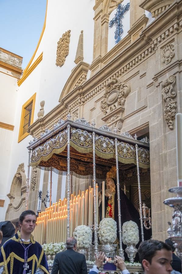 En imágenes, desfile procesional de la hermandad de Santa Cruz el Martes Santo