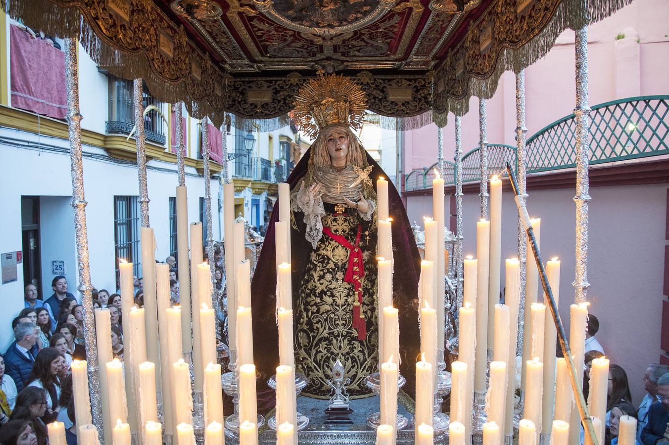 En imágenes, desfile procesional de la hermandad de Santa Cruz el Martes Santo