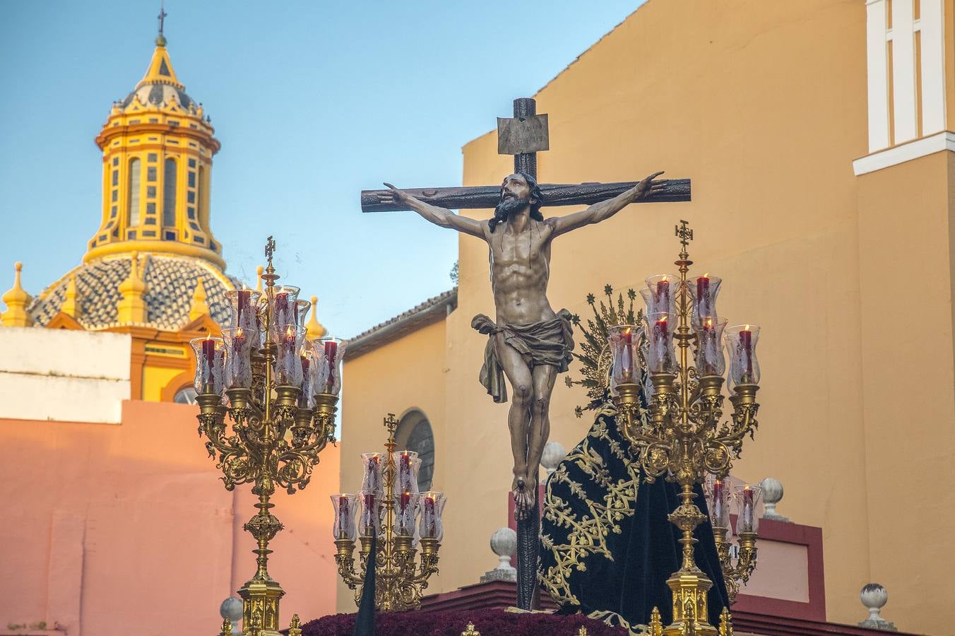 En imágenes, desfile procesional de la hermandad de Santa Cruz el Martes Santo