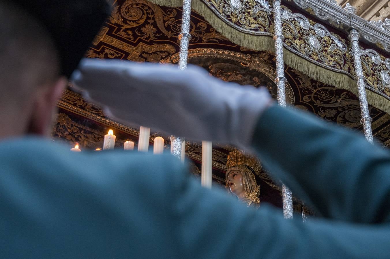 En imágenes, desfile procesional de la hermandad de Santa Cruz el Martes Santo