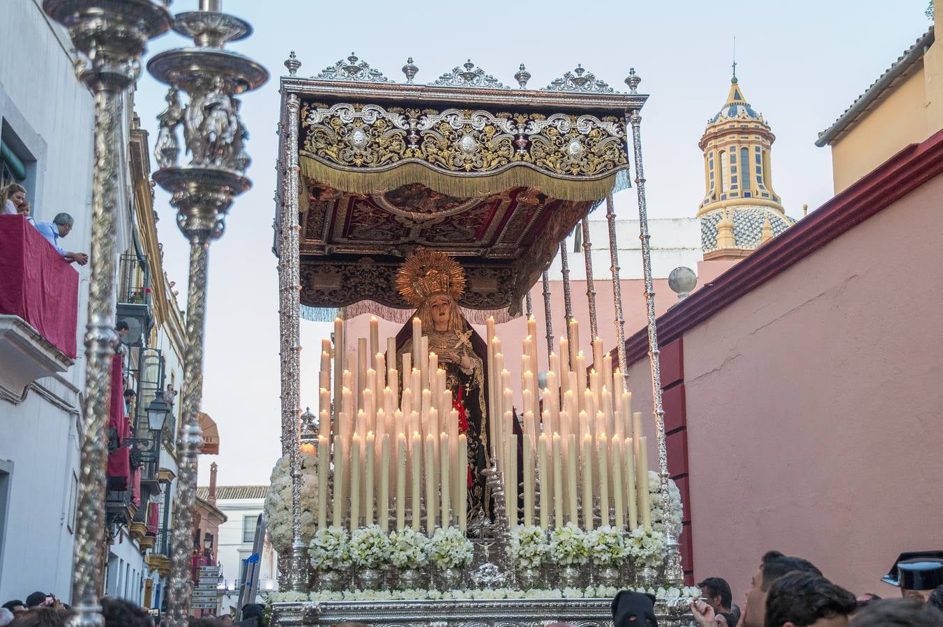 En imágenes, desfile procesional de la hermandad de Santa Cruz el Martes Santo