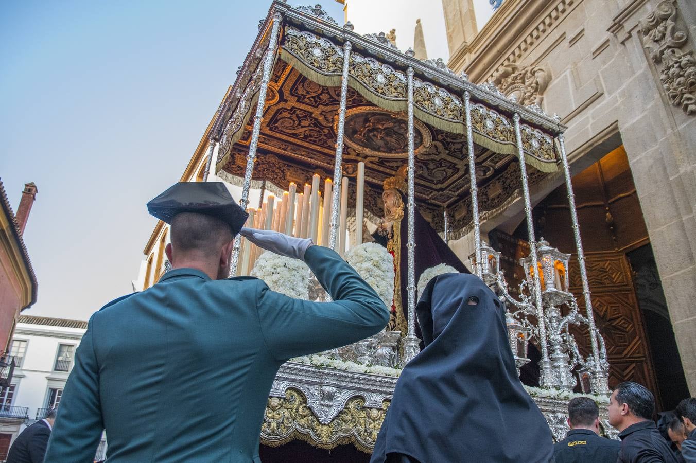 En imágenes, desfile procesional de la hermandad de Santa Cruz el Martes Santo