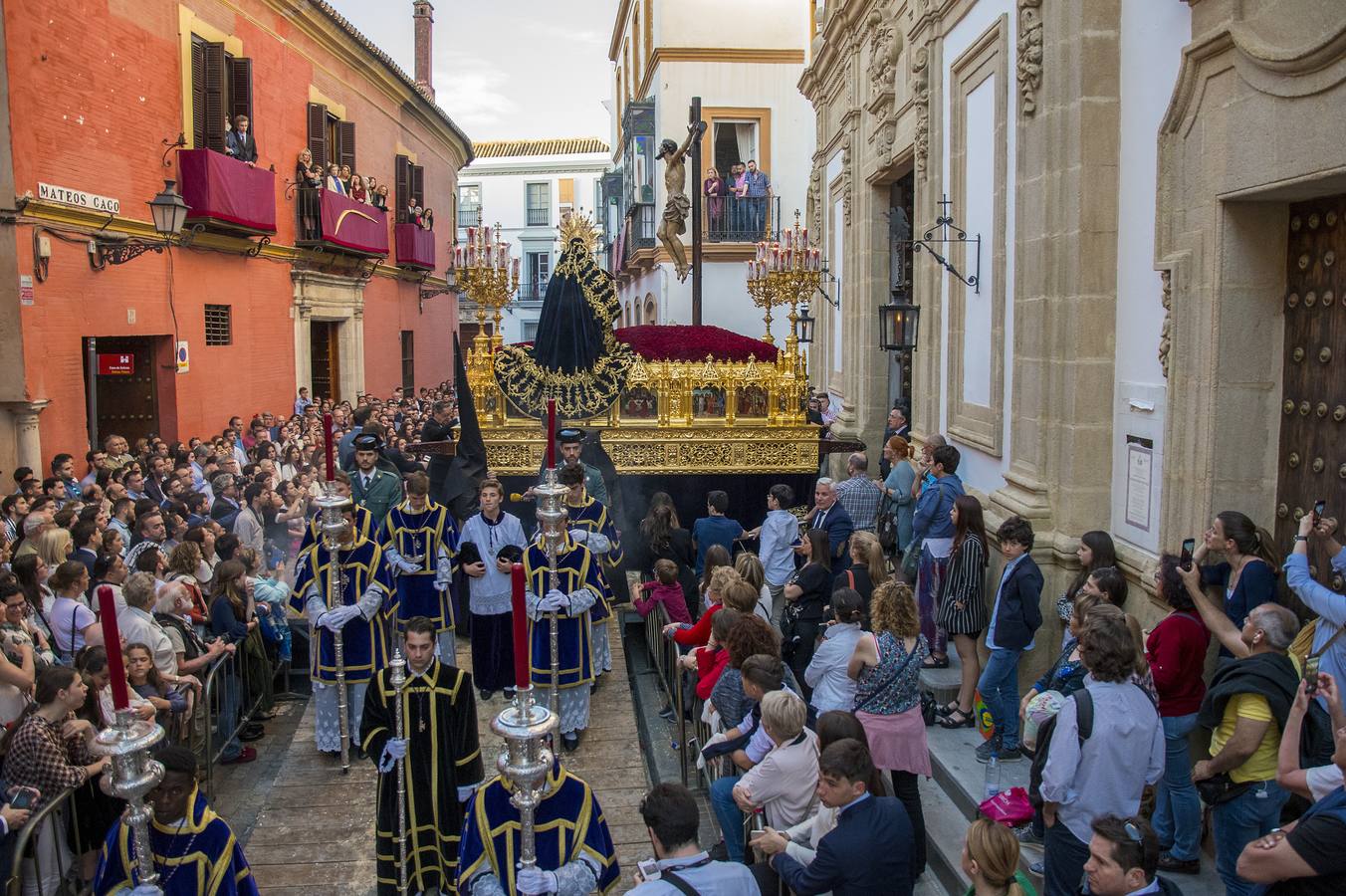 En imágenes, desfile procesional de la hermandad de Santa Cruz el Martes Santo