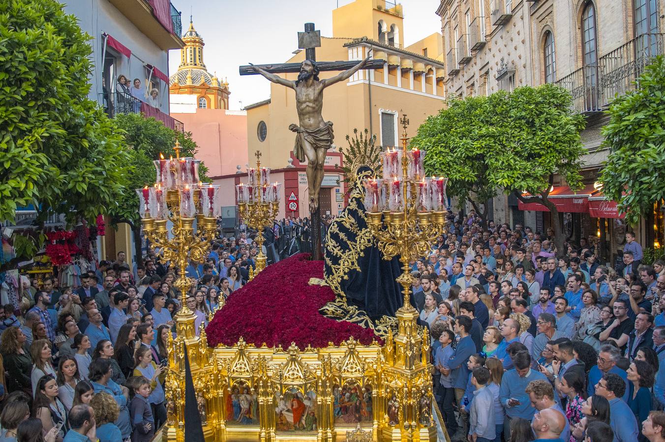 En imágenes, desfile procesional de la hermandad de Santa Cruz el Martes Santo