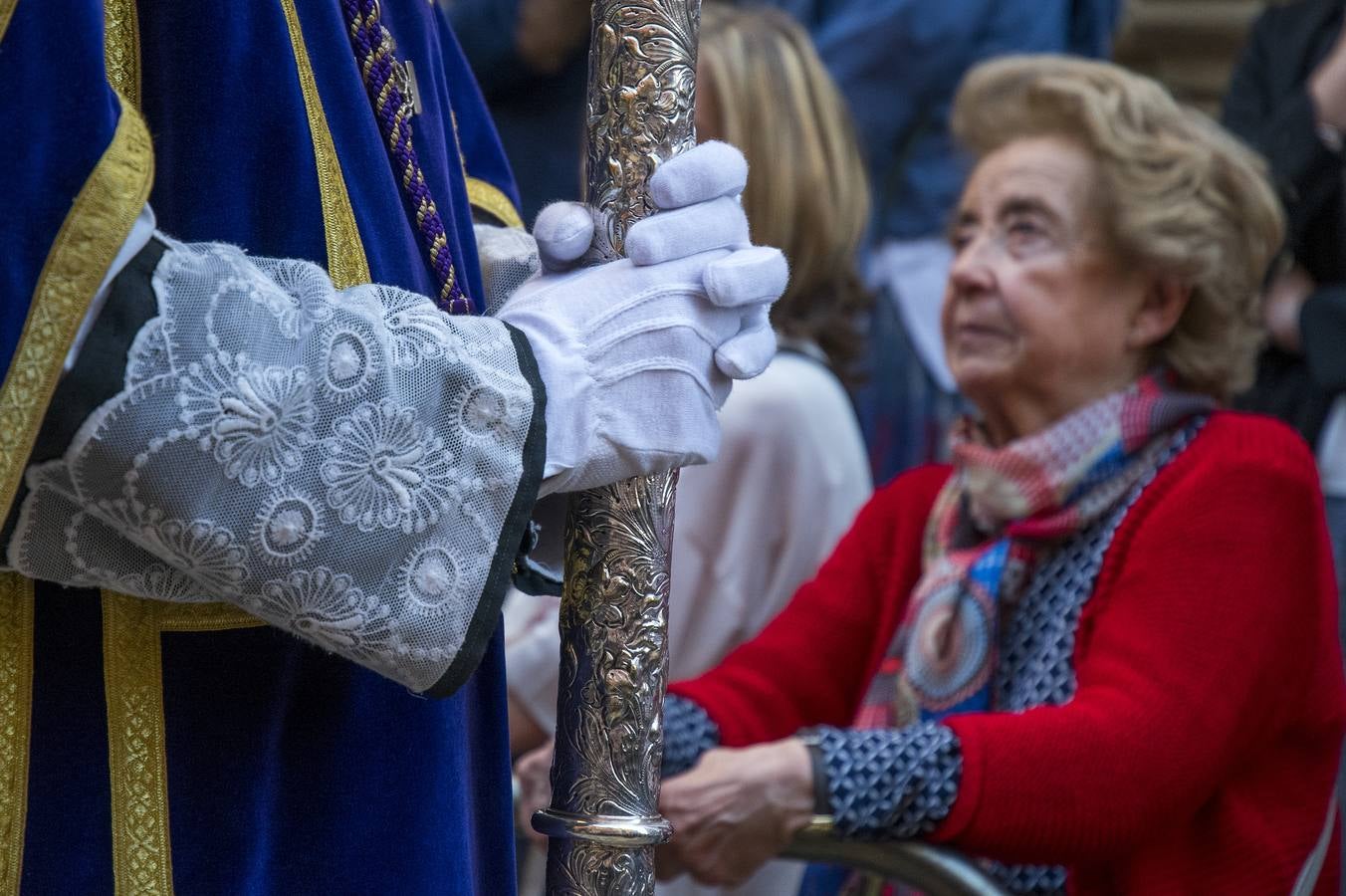 En imágenes, desfile procesional de la hermandad de Santa Cruz el Martes Santo