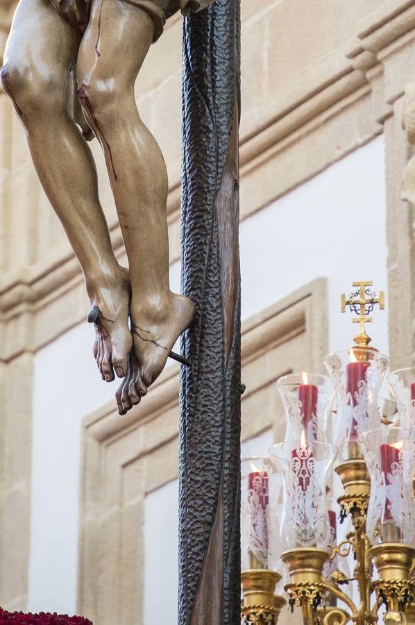 En imágenes, desfile procesional de la hermandad de Santa Cruz el Martes Santo