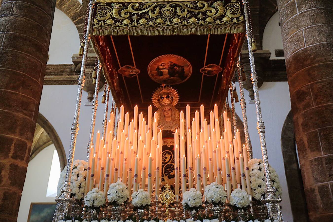 FOTOS: Sanidad brilla con su esplendor en el Martes Santo de Cádiz