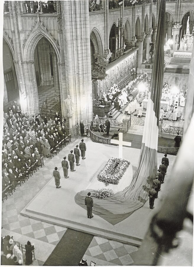 23 de mayo de 1954. Misa en la catedral de Notre Dame por los caídos por Francia. Asistió el presidente Rene Coty. 