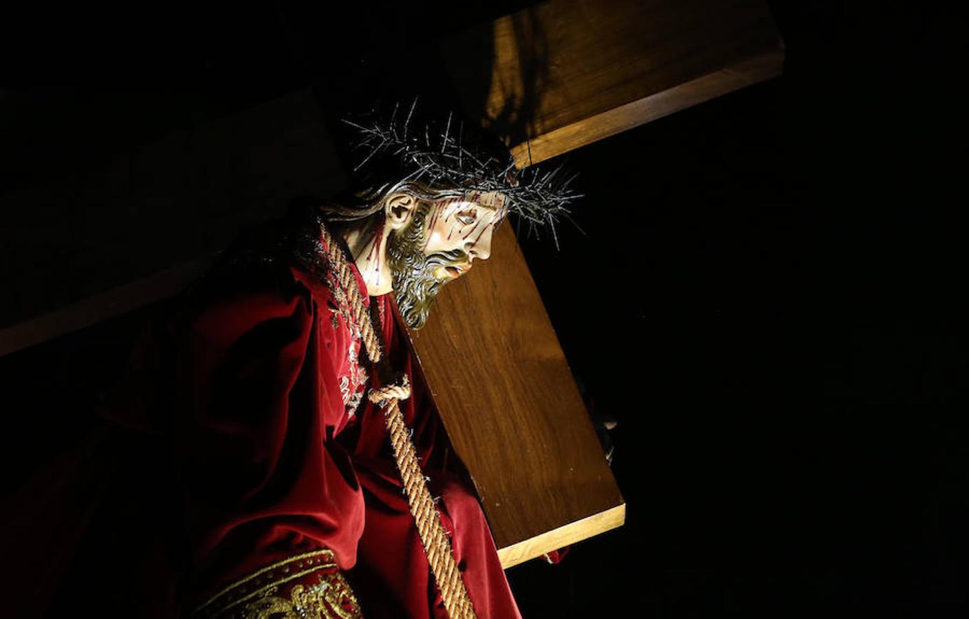 El Cristo Redentor y el de la Humildad procesionan en Toledo