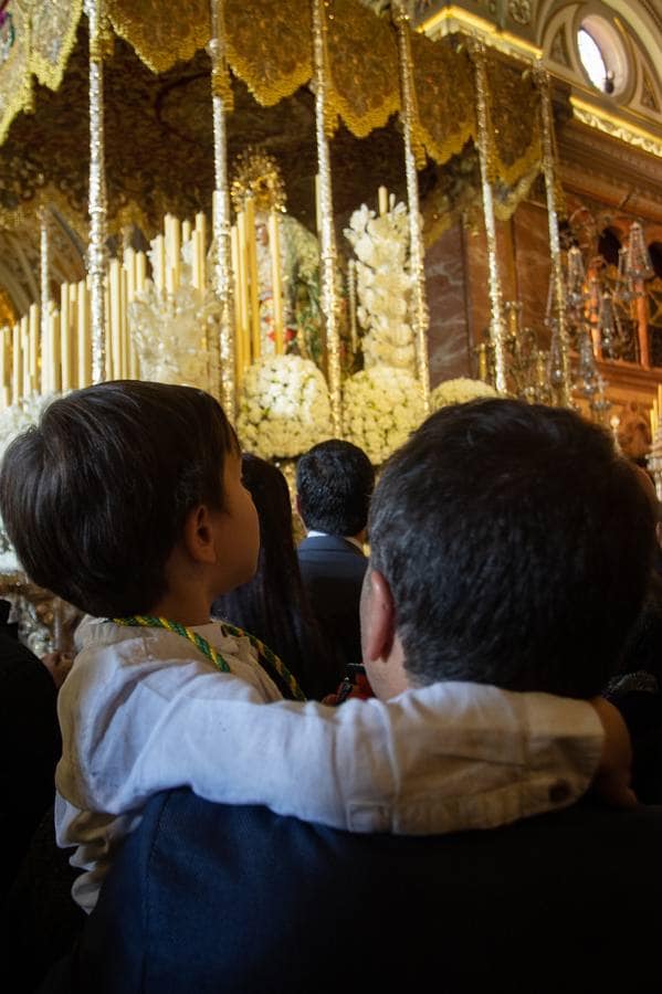 Los fieles se acercan hasta la Basílica de la Macarena