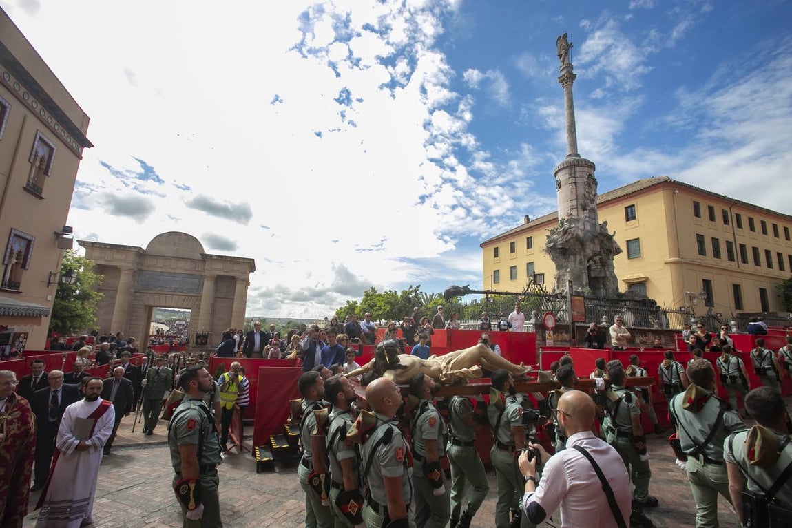 El vía crucis de la Caridad de Córdoba, en imágenes