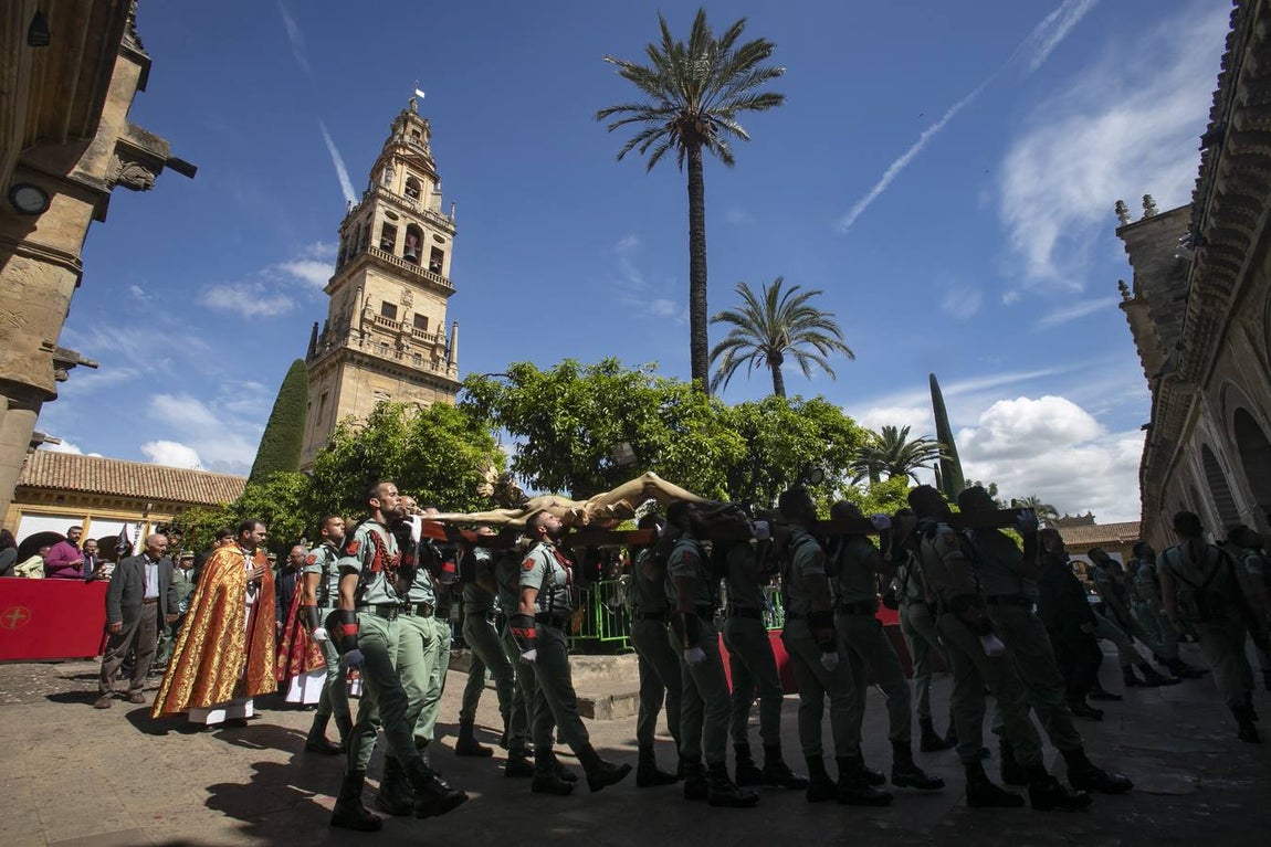 El vía crucis de la Caridad de Córdoba, en imágenes