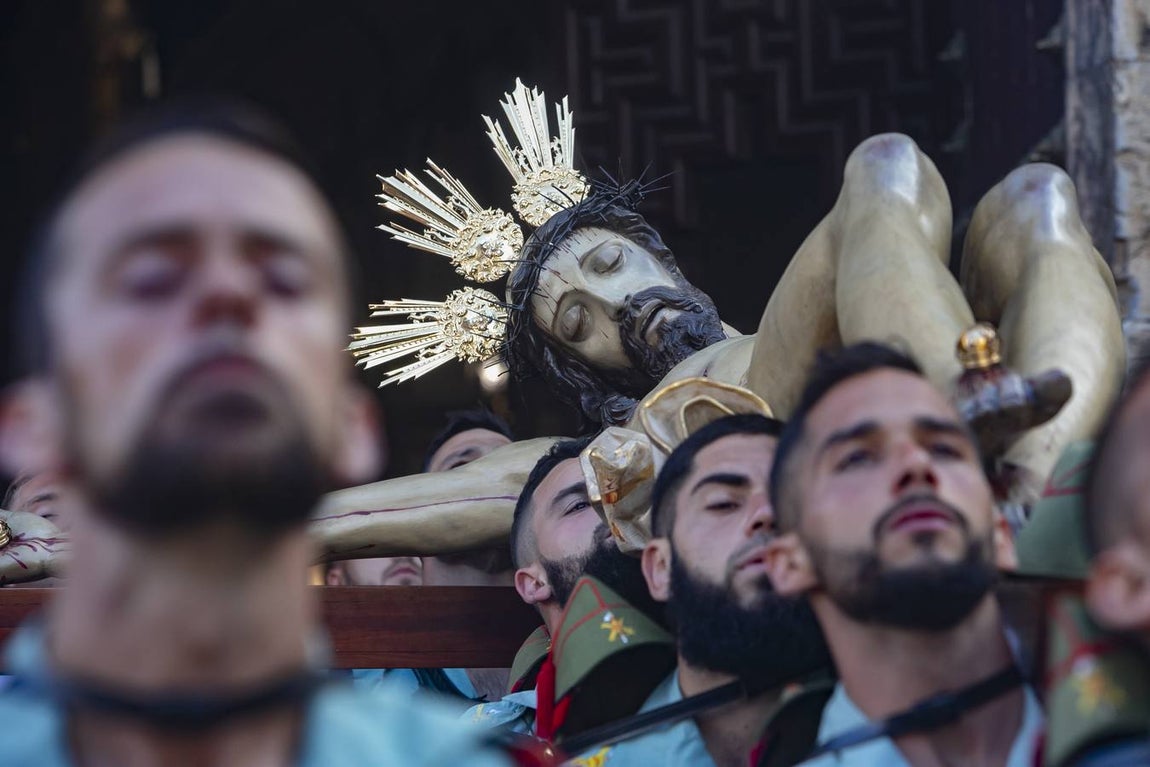 El vía crucis de la Caridad de Córdoba, en imágenes