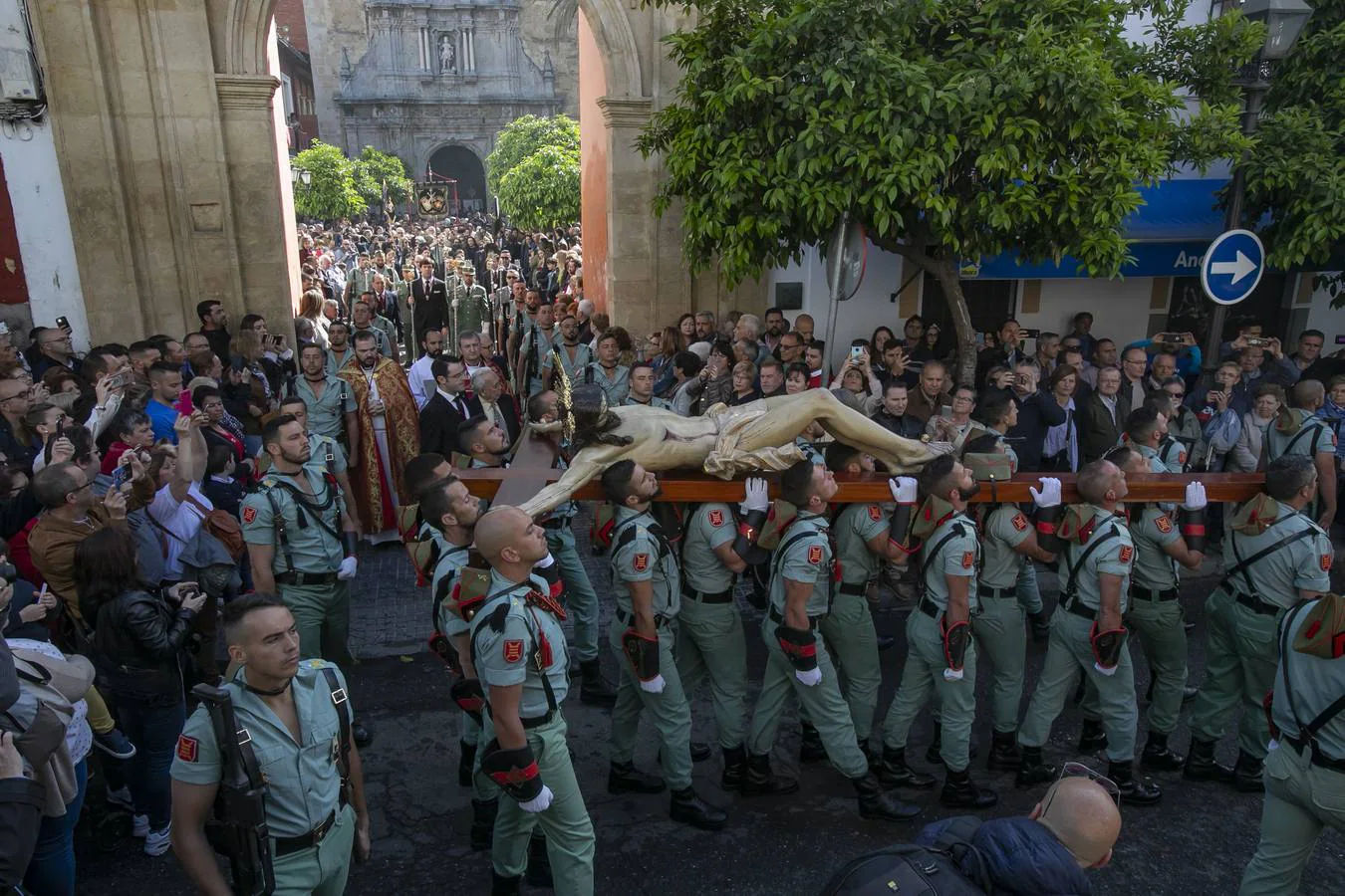 El vía crucis de la Caridad de Córdoba, en imágenes