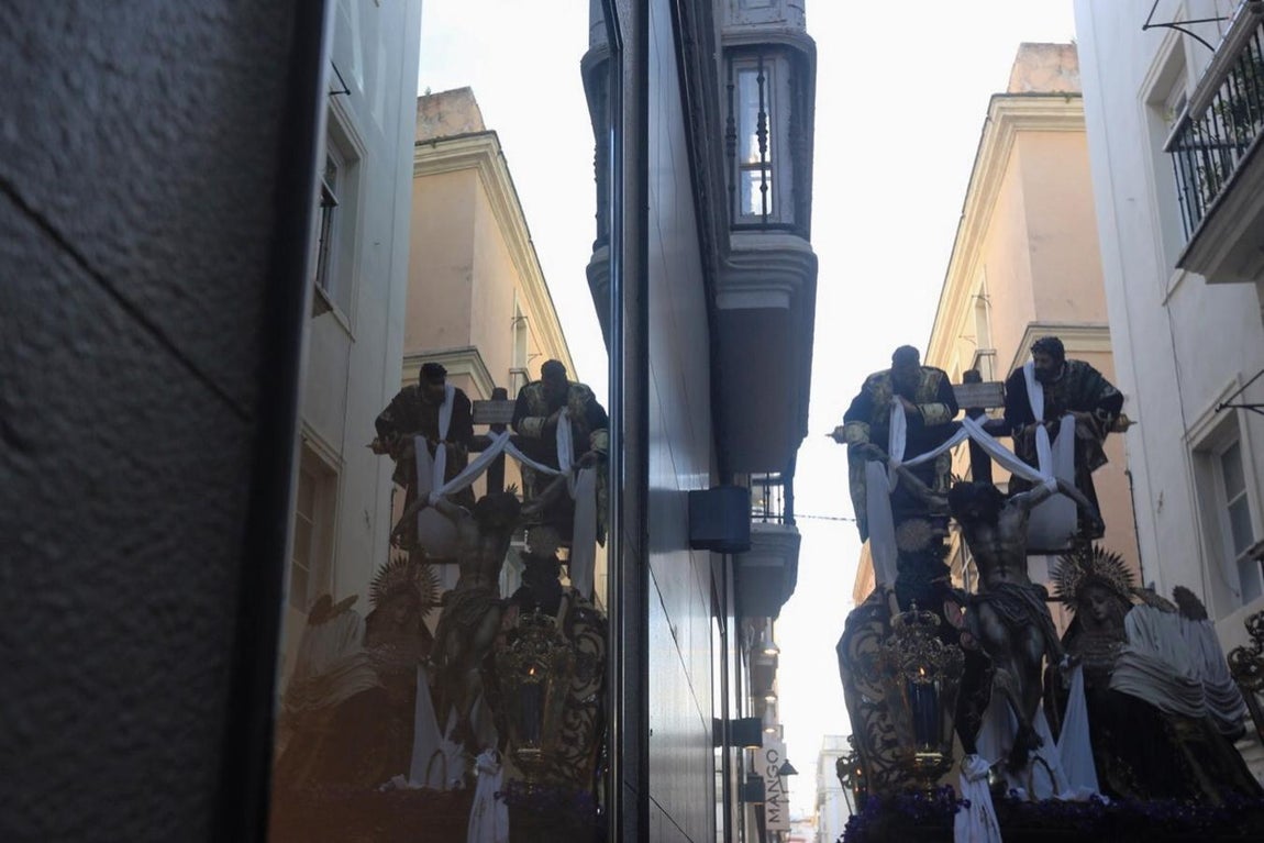 FOTOS: Descendimiento en la Semana Santa de Cádiz